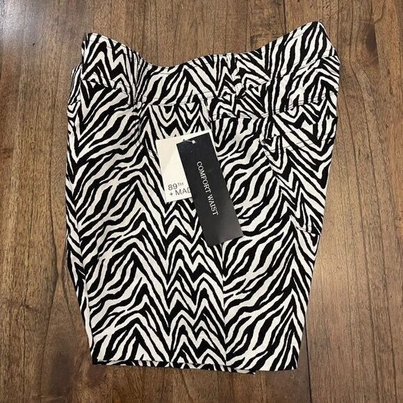 89th + Madison | Zebra Stretch Shorts - Picture 2 of 10